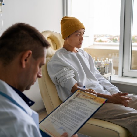 Jovem consultando exame de colonoscopia para diagnóstico precoce.