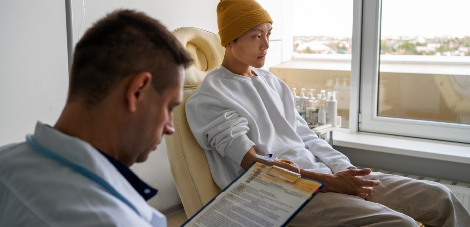 Jovem consultando exame de colonoscopia para diagnóstico precoce.