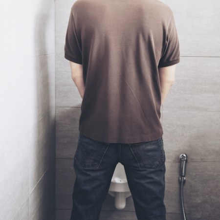 Sintomas urinários — como sangue ou ardência — podem indicar câncer de bexiga e merecem atenção médica.
