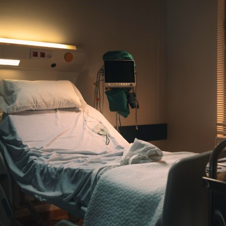 Como lidar com a dor e o medo após a perda de um colega de quarto no hospital