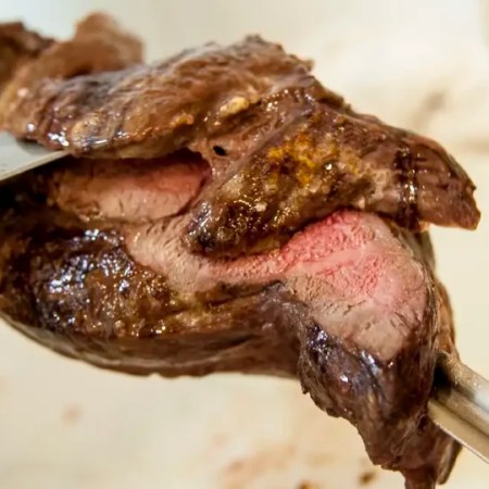 Pedaços de carne grelhada e copos de bebida simbolizam risco aumentado.