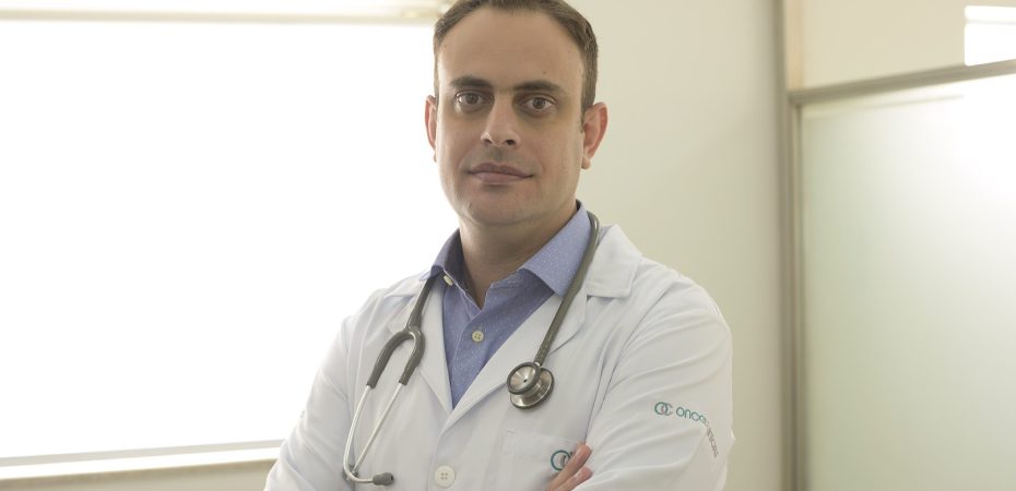 Dr. Carlos Fruet, oncologista, comenta os avanços no tratamento do câncer de pulmão.