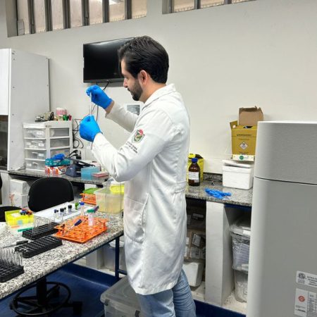 Equipe do laboratório do IPPMG analisando amostras para diagnóstico rápido de tumores sólidos pediátricos.