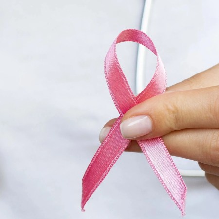 Paciente em avaliação de massa muscular com bioimpedância antes da quimioterapia.