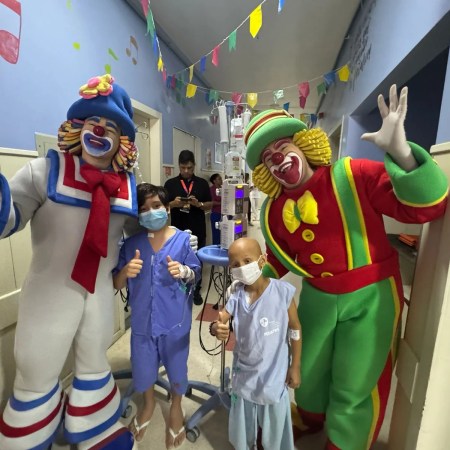 Patati & Patatá visitam crianças com câncer em hospital de Natal