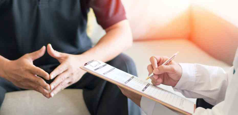 O câncer testicular afeta principalmente homens jovens e, quando diagnosticado precocemente, tem altas chances de cura.