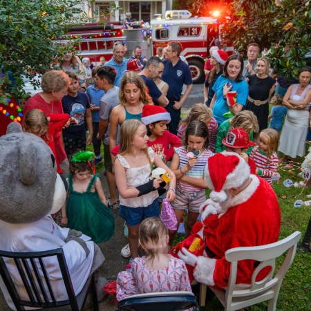 Família e vizinhos celebram o Natal em junho para alegrar Kasey, diagnosticada com câncer terminal, em um emocionante gesto de solidariedade comunitária.