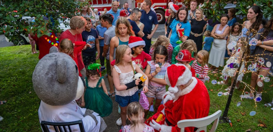 Família e vizinhos celebram o Natal em junho para alegrar Kasey, diagnosticada com câncer terminal, em um emocionante gesto de solidariedade comunitária.