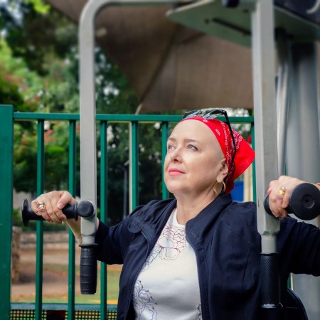 Prática de exercícios físicos adaptados ajuda pacientes oncológicos a enfrentarem o tratamento com mais qualidade de vida e disposição.