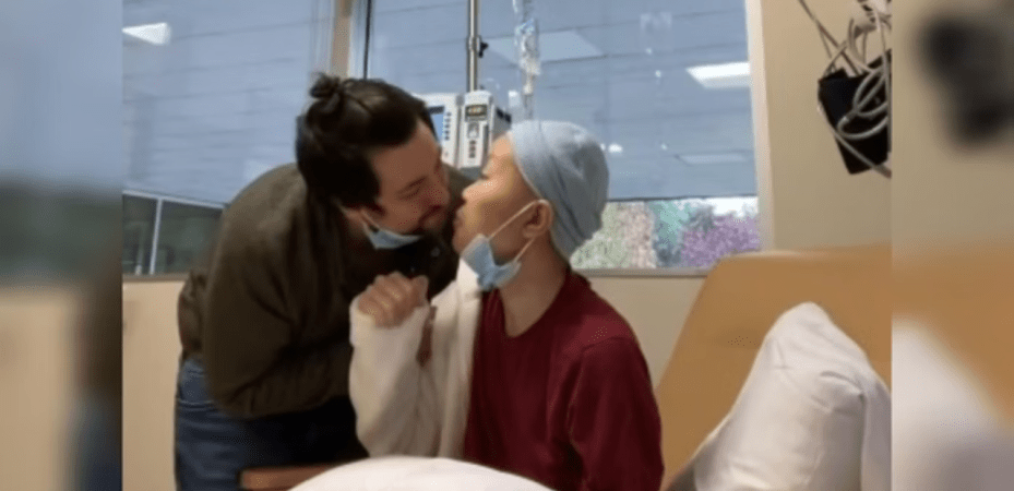 Matthew largou o emprego e passou a cuidar integralmente da esposa após câncer e AVC.