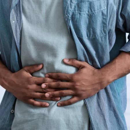 Dor e sensação de estômago cheio podem indicar alerta precoce do câncer de fígado.