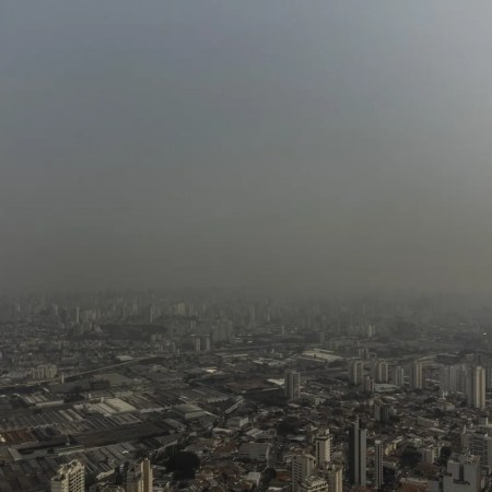 Poluição do ar causa câncer de pulmão mesmo em não-fumantes