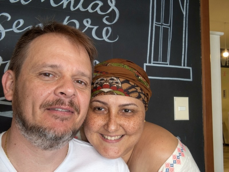 Piloto faz homenagem emocionante à esposa que venceu o câncer de mama