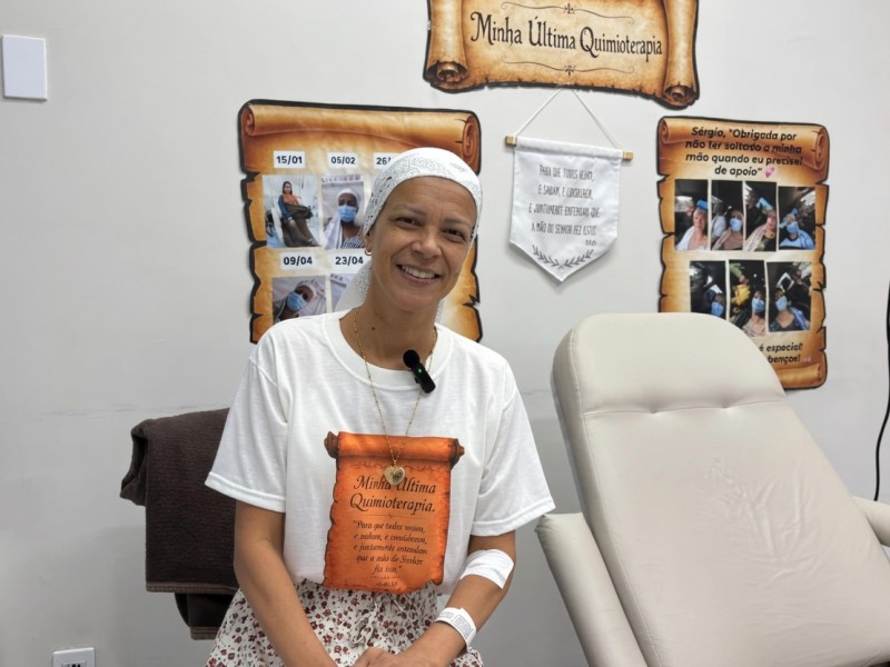 Elaine celebra vitória na última quimio para o tratamento do câncer